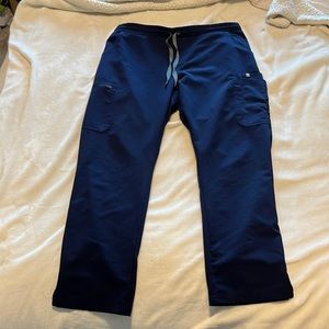Women’s large petite Figs Yola scrub pants.